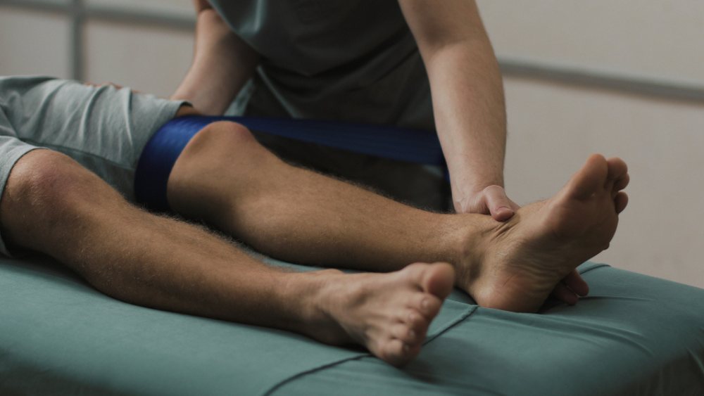 A sports medicine physician looking over an athletes leg